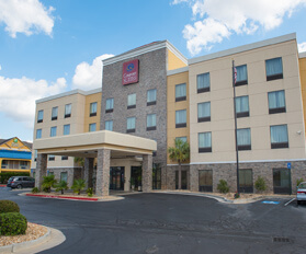 Front view of Comfort Suites hotel in Byron Georgia